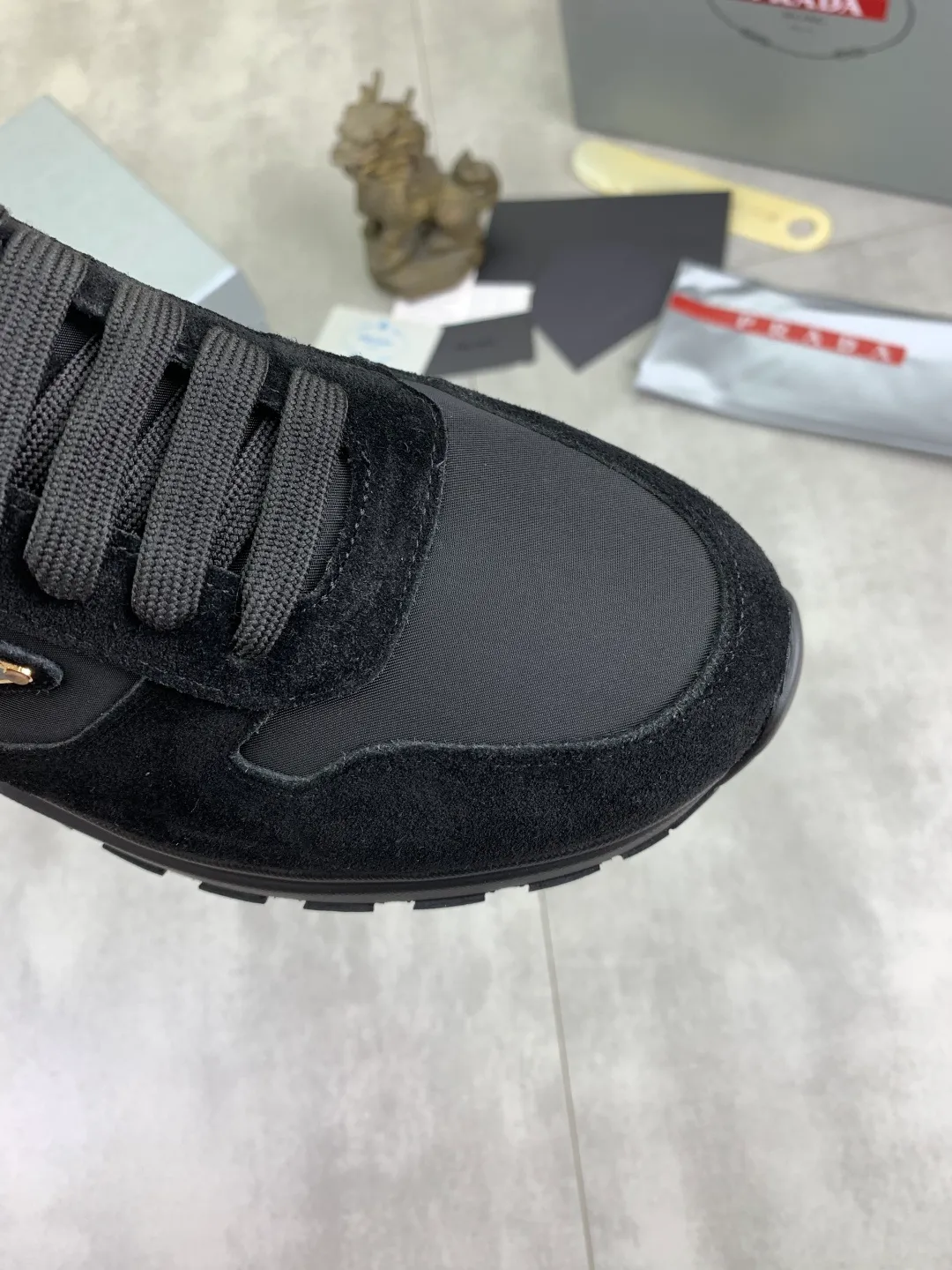 Men's shoes 💰P520 new (higher version) new PRADA (Prada) classic models are on the market at the same time, new men's shoes, 😘fabrics are selected from original imported calfskin. First layer of imported cowhide lining. The original version is awesome! 👍🏿Original open-molded non-slip PU outsole, with exquisite lines, simple and elegant, super comfortable and classy on foot, suitable for leisure travel. Code number: 38-45 (46 customized) 2️⃣ colors available